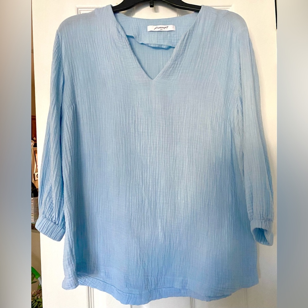 Foxcroft Light Blue V-Neck LS Cotton Pullover.  Soft Crinkle Material.  See Pics